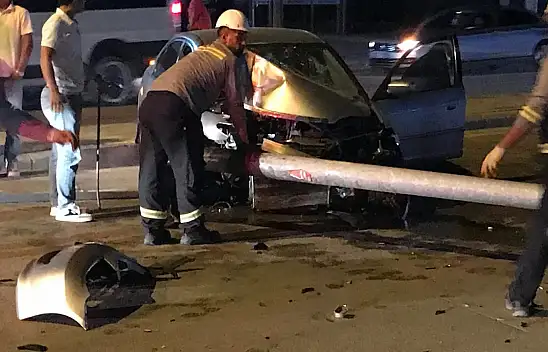 Konya'da korkutan kaza! Çarpmanın şiddetiyle direk devrildi
