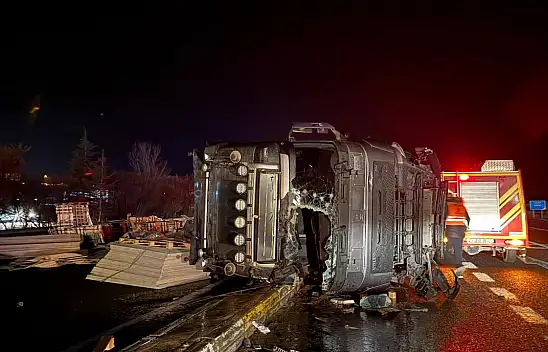 Konya'da korkutan kaza: Otomobil tıra çarptı! 1 yaralı