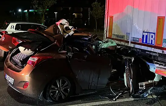 Konya'da korkutan kaza: Otomobil tırın altına girdi!