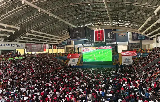 Konya'da milli heyecan: Binlerce kişi dev ekran önünde tek yürek oldu!