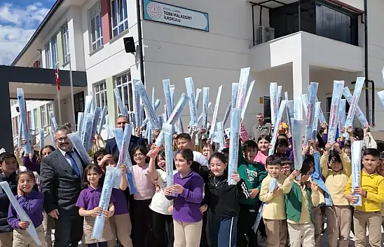 Konya'da o belediye öğrencilere uçurtma dağıttı
