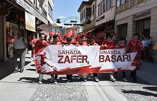 Konya'da öğrencilerden A Milli Futbol Takımı'na destek yürüyüşü