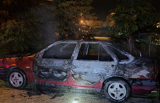 Konya'da park halindeki otomobil yanarak hurdaya döndü