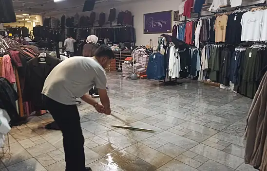 Konya'da sağanak etkili oldu, iş yerlerini su bastı