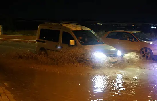 Konya'da sel etkili oldu! Sürücüler zor anlar yaşadı