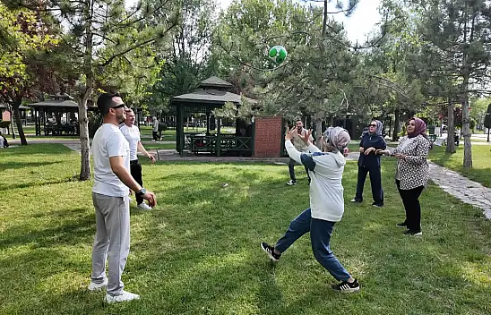 Konya'da sıcak havayı fırsat bilenler soluğu parklarda aldı!