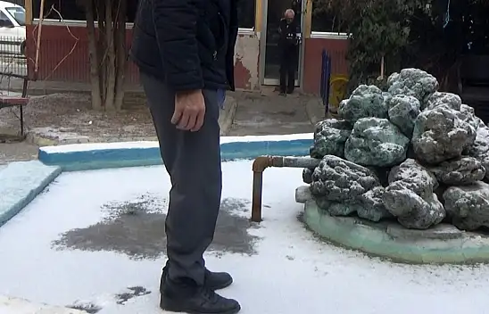 Konya'da soğuk süs havuzunu dondurdu! İlginç görüntüler ortaya çıktı!