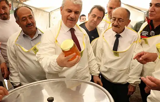 Konya'da tam 900 ton üretildi! Vali Akın, kovanın başına geçti