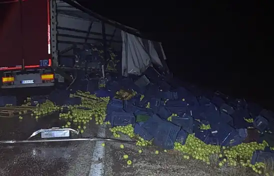 Konya'da tır bariyerlere çarptı!