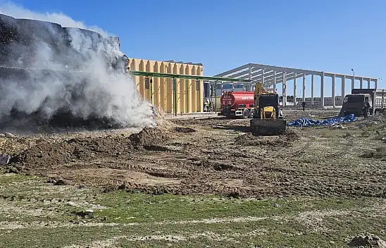 Konya'da tonlarca mısır balyası yandı
