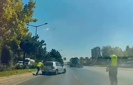 Konya'da trafik polisinden örnek davranış! Arızalanan araç için seferber olundu