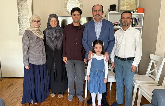 Konya'da umre sevinci yaşayan aileye Başkan Altay'dan ziyaret