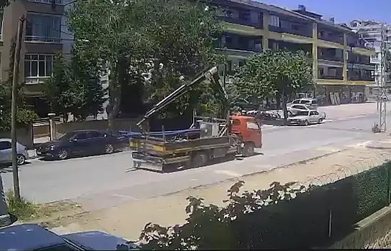 Konya'da vincin tellere takılmasıyla direkler kağıt gibi yıkıldı!