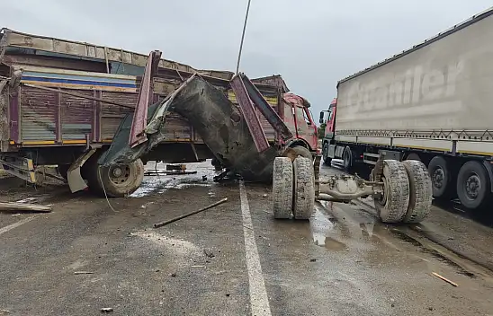 Konya'da yağış kazayı beraberinde getirdi! Kamyon karşı şeride geçti