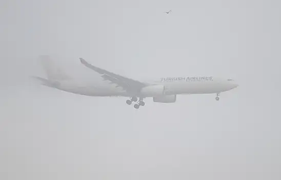 Konya'da yoğun sis hava ulaşımını vurdu: Uçaklar havada tur atıyor!