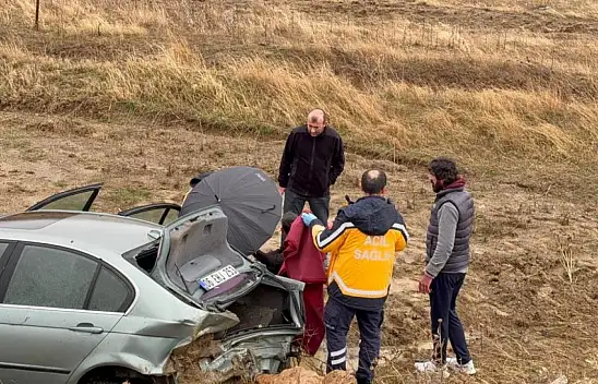 Konya'da yoldan çıkan lüks araç şarampole devrildi! Yaralılar var