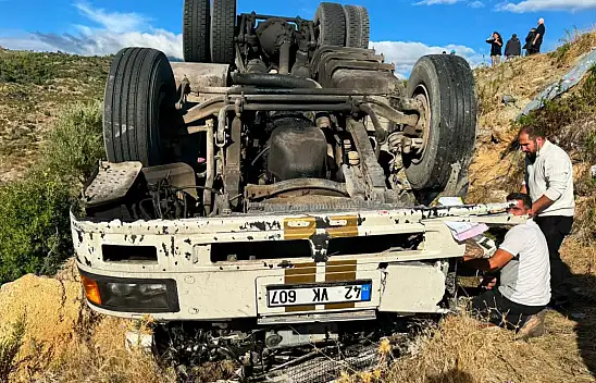 Konya'dan yola çıkan yem yüklü tır devrildi: 1 ölü!