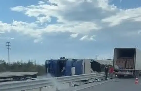 Konya-Karapınar yolunda tır dehşeti! Bariyerlere çarpıp devrildi, yükü yola saçıldı