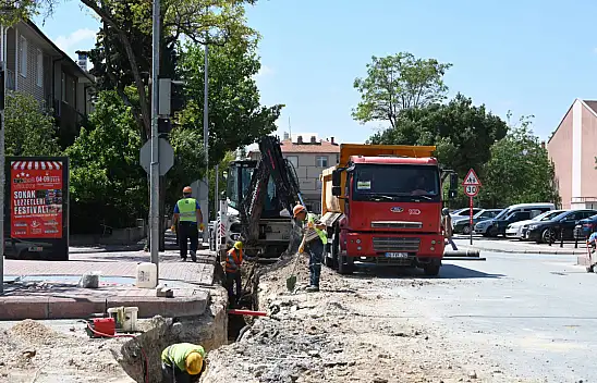 Konya'nın işlek caddesinde içme suyu ve tatlı su hatları yenileniyor