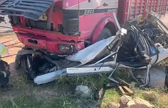 Konya plakalı otomobil kamyonun altında kaldı! Çok sayıda ölü var