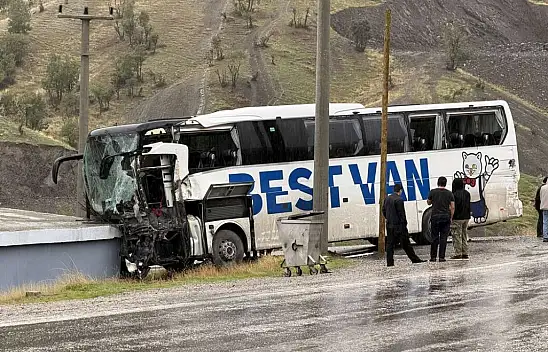 Konya plakalı TIR'la otobüs çarpıştı! 1 ölü, çok sayıda yaralı var