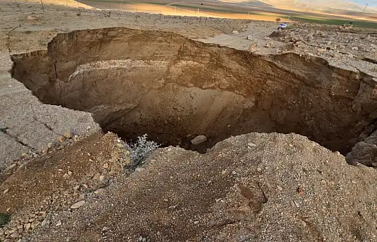 Konya'yı dev yarıklar sardı: AFAD 741 obruk kaydetti, o ilçe delik deşik...