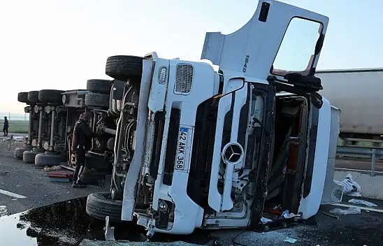 Konya yolunda devrilen tıra yardım için durdu felaketi yaşadı! 6 yaralı!