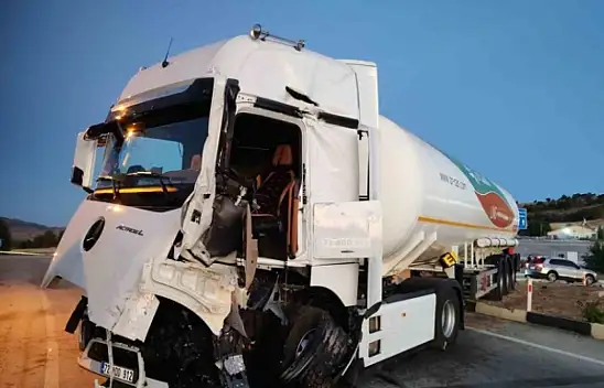 Konya yolunda kamyon ile tanker birbirine girdi! Çok sayıda yaralı var