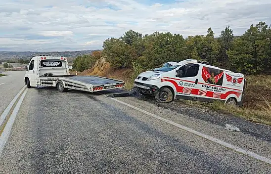 Konya yolunda korkutan kaza! Cenaze nakil aracı şarampole devrildi