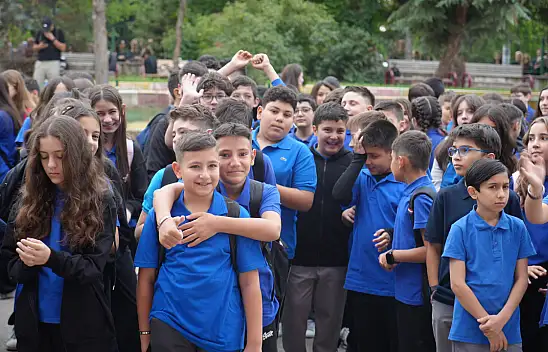 Okul yolları yeniden doldu: 17 milyon öğrenci için ders zili çaldı