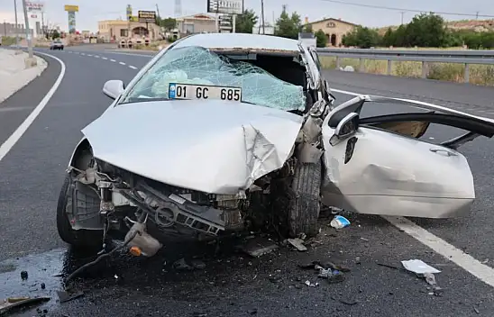 Otomobil direğe çarptı: 1 çocuk ölü, 3 yaralı!
