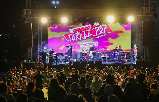 Selçuklu'da 2000'ler rüzgârı: Sanat Akademisi'nden nostalji dolu konser