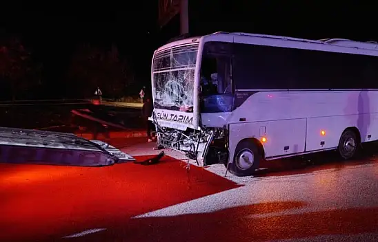 Tarım işçilerini taşıyan midibüs ile tır çarpıştı: 17 yaralı!