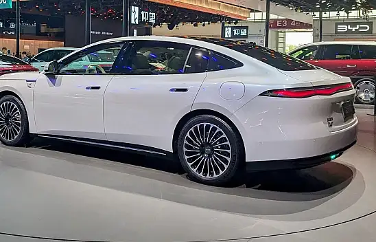 Tesla ve Togg'un yeni kabusu! 5 dakika şarjla 400 kilometre gidiyor!