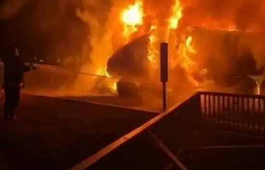 Tır alev alev yandı! Sürücü son anda...