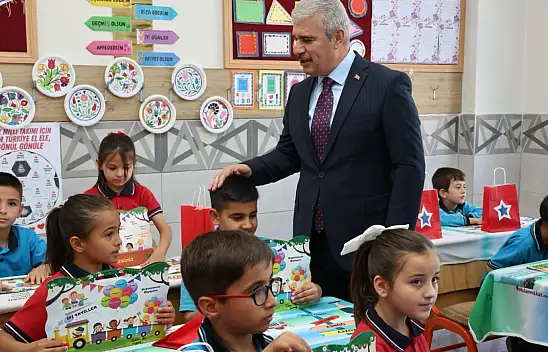 Vali Akın, Konya'da öğrencilerin karne heyecanına eşlik etti
