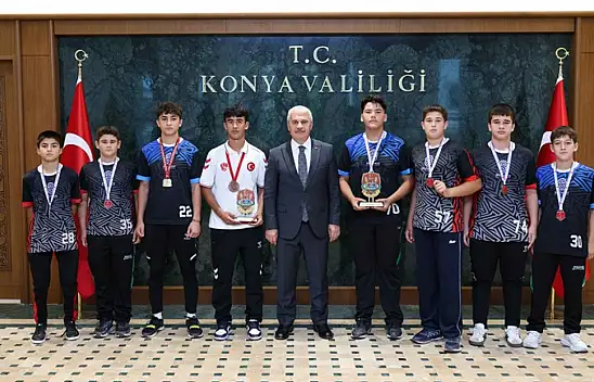 Vali Akın, Konya'nın şampiyon güreşçileriyle buluştu
