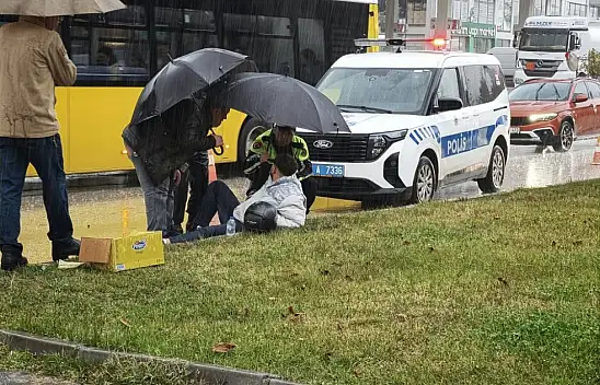 Yine Türk polisi yine çok konuşulacak o anlar: Yaralı vatandaşı yağmurdan korudu!