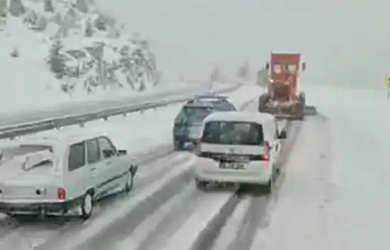 Yola çıkacaklar dikkat! Konya'nın o bölgesine kar yağışı başladı!