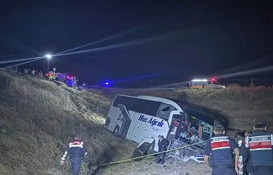Yolcu otobüsü tarlaya uçtu! 2'si ağır 24 yaralı var!
