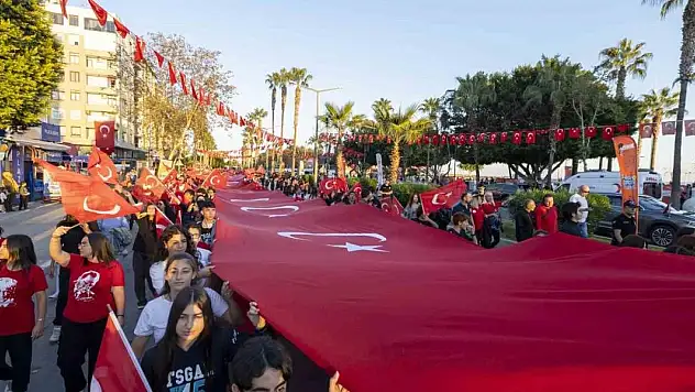 101 metre uzunluğunda Türk bayrağıyla yürüyüş yapıldı