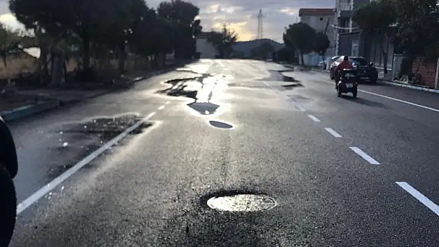 11 gün önce yapılan asfalt çöktü