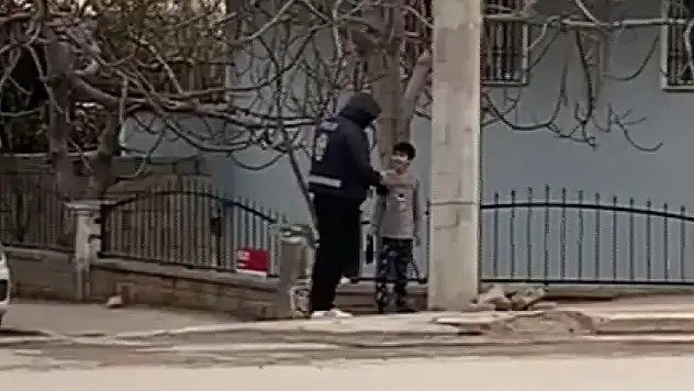 11 yaşındaki çocuk üşüyen polise atkı ve beresini verdi