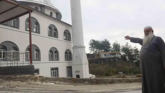 12 yıl sonra ülkesine dönecek olan Suriyeli yaşadığı mahalleye cami yaptırdı