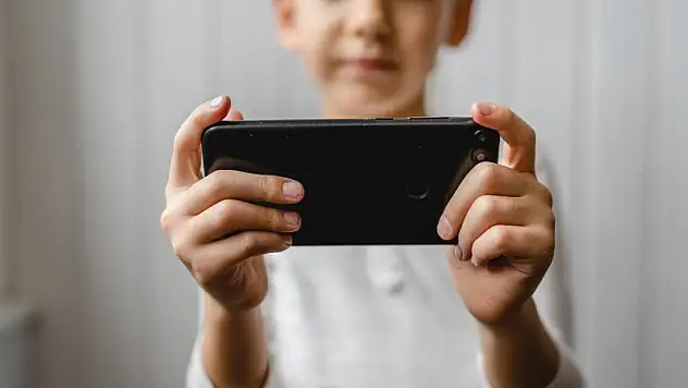 13 yaşından önce akıllı telefon kullanmak ruh sağlığını geriletiyor