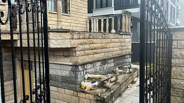 14 yaşındaki çocuğun üzerine beton korkuluk düştü