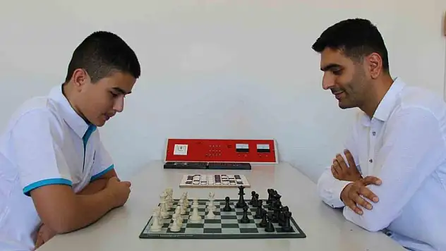 14 yaşındaki Yasir, günde 5 saat çalışarak LGS'den 500 tam puan aldı