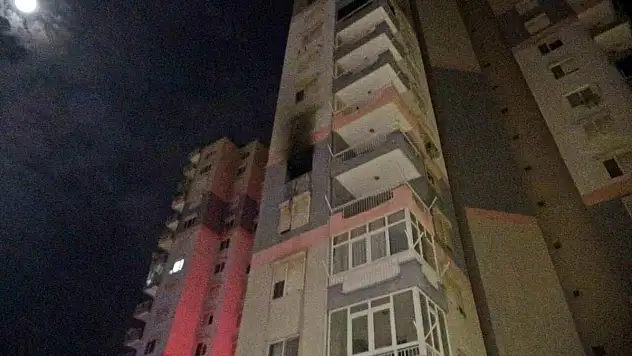 15 katlı binadaki daire alev alev yandı