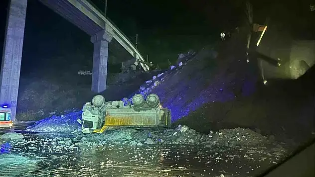 15 metre yükseklikten devrilen kamyonun sürücüsü ağır yaralandı