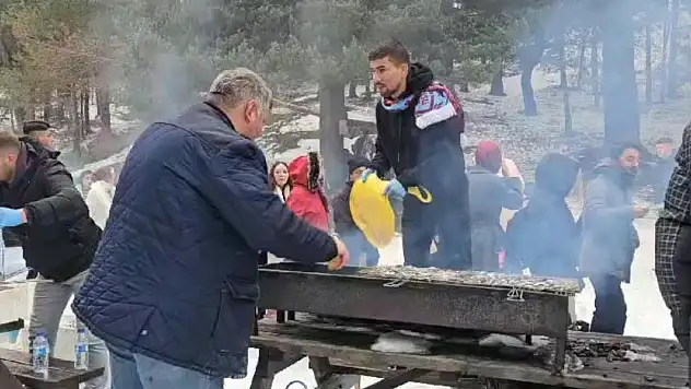 1,5 ton hamsi dağıtıldı, karlar üzerinde horon oynandı